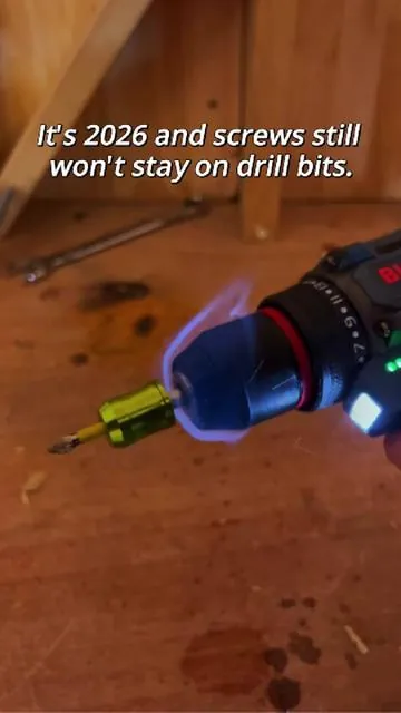 It’s 2026,and screws still can’t stay securely on the drill bit.That’s the problem — now,with just one click, the screw stays locked in place.#seesesuperbrandday #MagneticTools #ScrewdriverHack #DIYHacks #DrillHack 