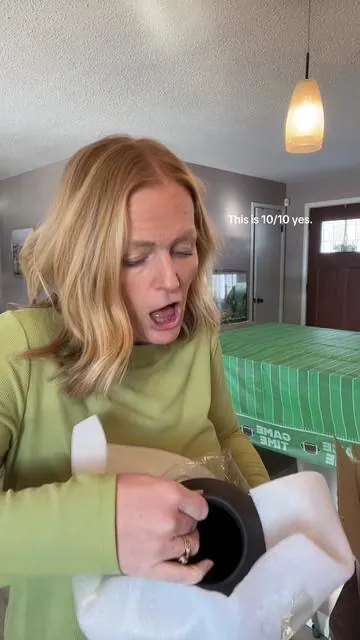 This case and flowers are a yes! I l just ordered 2 more colors #fauxflorals #homedecor #homefinds #floralarrangements #vasedecor 