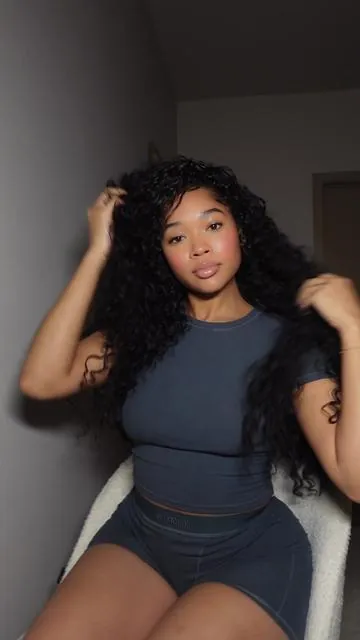 Installed this super easy half wig in under 2 minutes 🤍 blends perfectly with my natural hair & looks so seamless ✨ #HalfWig #QuickHairstyle #ProtectiveStyle #HairTok #frodiohair @Frodio Hair 