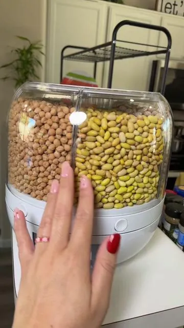 Mi alacena por fin se ve ordenada ✨ Este dispensador giratorio de 360° con 6 compartimentos mantiene frijoles, arroz y granos siempre cerrados y a la mano. Súper práctico y bonito para la cocina. #tiktokshopcreatorpicks #kitchenfinds #homefinds #ricedispenser #pantryorganization 