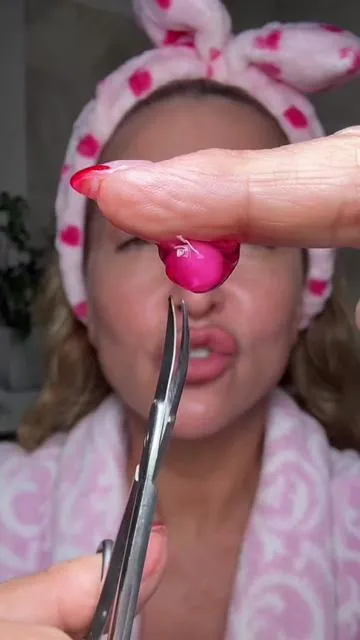 Todo el mundo habla de estas cremas como si fueran mágicas, pero la clave es entender que las Medicube Boba Capsule Creams no son lo mismo. Cada una está creada para un objetivo diferente: la amarilla con vitamina C para darle más brillo y firmeza a la piel, la rosa con PDRN y colágeno para hidratar a profundidad y lograr un glow saludable, y la roja con TXA y niacinamida para ayudar a que el tono se vea más parejo y la piel más clara y uniforme.  #medicube #bobacream #skincarecoreano #glassskin #cuidadodelapiel