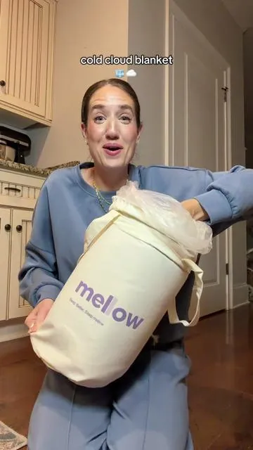 ❄️ If you’re a hot sleeper, this is a must-have item!! This cloud-soft cooling blanket from @Mellow Sleep saves me from tossing and turning all night! #mellowsleep #viralhome #coolingblanket #bedding #hotsleeper 