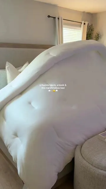 Idk how I’m suppose to be productive 😴 double stuffed marshmellow comforter of my dreams ☁️☁️☁️ #mellowsleep #marshmellowcomforter #sleeptok #comforter #bedding @Mellow Sleep 