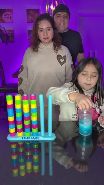 Jugando Color Stack Challenge! @Relatable #juegos #juegosdemesa #juegosenfamilia 