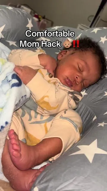 This nursing pillow/ Nest should be in every mommas cart!!!‼️🤣👶🏽❤️ - - - #newbornhacks #postpartum #nursingtips #momhacks #momcontent 