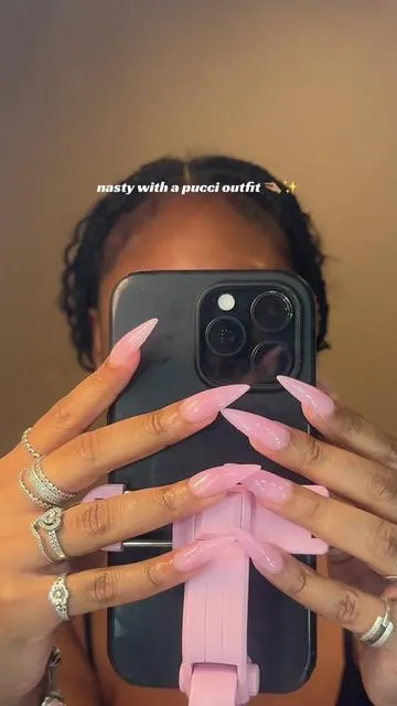 can you believe they're press ons 😍😍😍 #pressons #stilettonails #nudenails #pinkaesthetic #baddie 