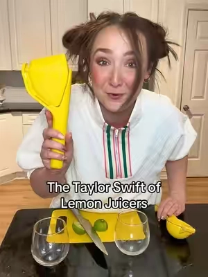 I used to avoid recipes that needed fresh lemon because dragging out a bulky juicer felt like more effort than it was worth in the middle of chaotic mom life. This one lives right in my drawer, takes two seconds to use, and makes dinners feel fresher without adding more work to my already overstimulated routine. It’s one of those small kitchen upgrades that quietly makes everyday cooking easier, faster, and way less annoying. #TiktokShopCreatorPicks #TikTokShopStockUp #TikTokShopJumpstartSale #kitchenfinds #momlife 