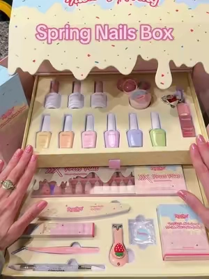This box truly has everything you need in it and more to make the perfect spring nails! I took this box to use at my nail appointment and all the nail artists were OBSESSED with it!! 🌸 @BeetlesGelPolish  #beetlesgelpolish #beetlestasteofspring #nails #springnails 