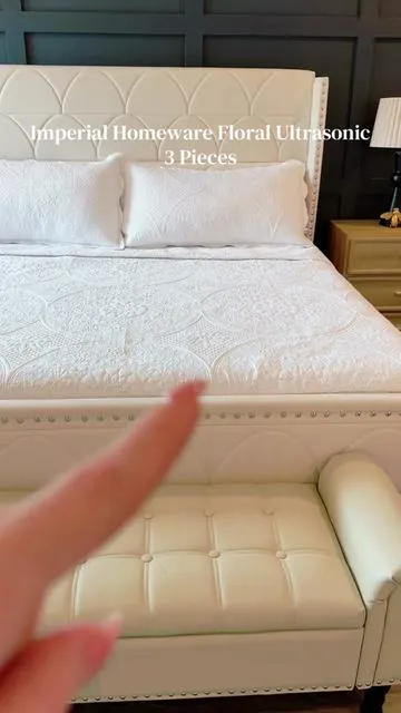 Esta colcha es ligera, suave y elegante, perfecta para todo el año. Le da a la cama un look de hotel sin gastar de más. Ideal para renovar tu cuarto fácil y rápido #colchas #cubrecama #bedspread #bedding #beddecor 