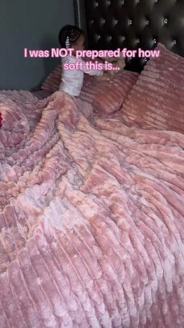 This comforter is so soft it literally feels like sleeping inside a cloud ☁️💗 If you love cozy, plush, luxury bedding… this is your sign to upgrade your bed ASAP. @BEDELITE HOME #tiktokshopfinds #comforterset #bedding #comfortplush #tiktokshopcreatorpicks 