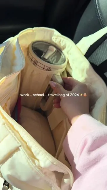 A slit for your water bottle handle!!🤯🤩 This is the work + school + travel bag of 2026!! Grab yours before they sell out again👏🏻👏🏻 @Bagstellar_official @Bagstellar’s_Bags @Bagstellar_Totebags 