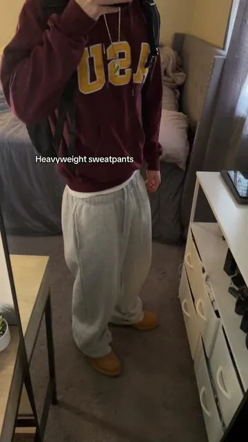 Blank and heavyweight baggy sweatpants #sweatpants #sweatpantsoutfit #baggysweats #streetwear #StreetFashion 
