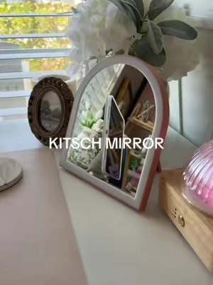 the new @Kitsch mirror is my fav ✨🤌🏼🤍 rechargeable, 3 light settings & the perfect travel size to take on the go ✈️🧖‍♀️ #kitsch #travelmirror #mirror #travelessentials 