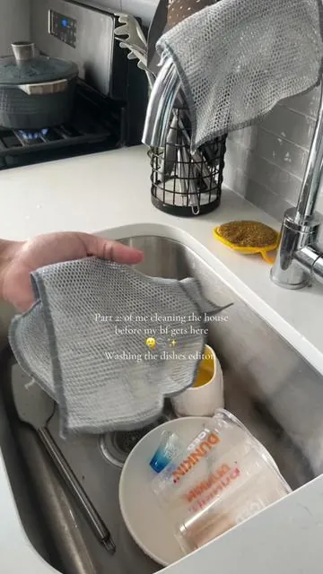 These wire rags gets all the hard stains and food particles off the plates 🙂‍↔️ #cleaningtiktok  #washingdishes  #cleaningmotivation  #cleaningproduct  #sinkcleaning 
