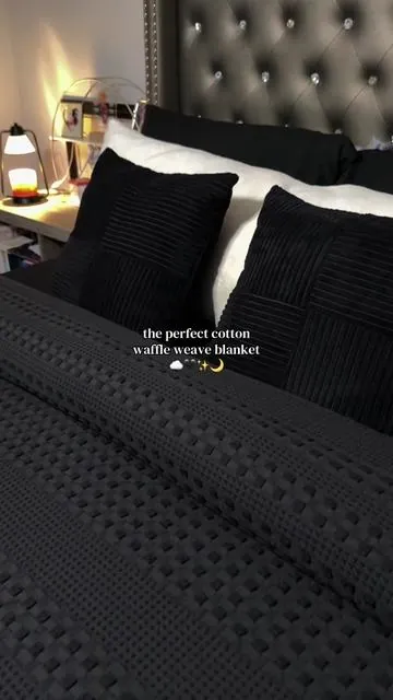 100% cotton!? I can’t get over how soft & big this blanket is! 😩 catch it while it’s on sale 🏃🏾‍♀️ #cottonblanket #lightweightblanket #waffleblanket #beddingdecor #tiktokshopcreatorpicks 