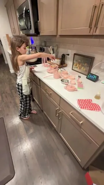 Little chef in the making! #girlgifts #kidscooking #fyp #tiktokmademebuyit 