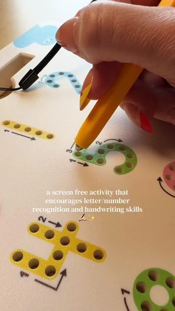 A screen free activity that will have your toddler learning through play #screenfreeactivities #screenfree #toddleractivity #toddlerlearningactivities #learningathome 