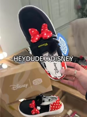 For my Minnie Mouse lovers look at these!!! ❤️✨🪄 HEYDUDE X Disney Minnie Mouse Wendy’s #heydude #heydudes #tiktokshopcreatorpicks 