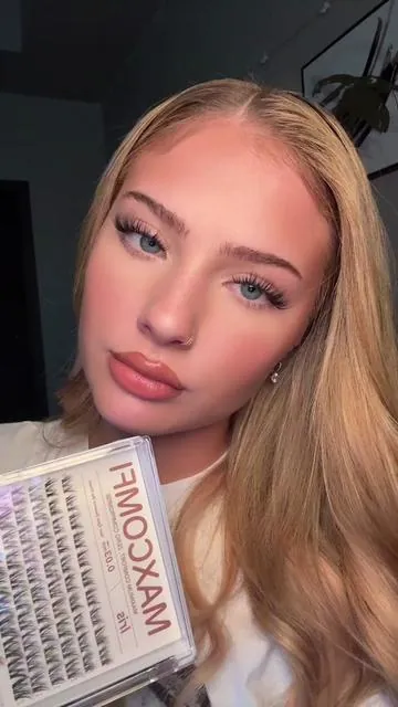 trying the new iris lashes🫶🏼 #lashclusters #tesson #maxcomfi #cutelashes #naturallashes 