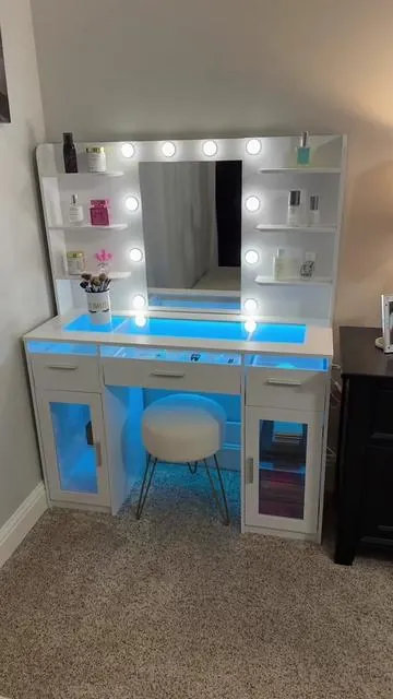 Never loved a vanity more!! It's so perfect!! #vanity #makeupvanity #vanitymakeup #vanitymirror #vanitywithlights 