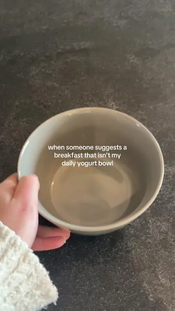 we don't do that here ✋#yogurtbowl #highprotein #macrofriendly 