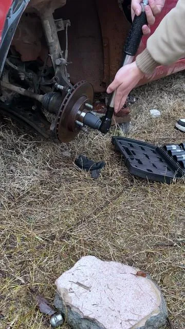 ¿Problemas con espacios aún más ajustados? | La solución definitiva ¡Esta llave de trinquete híbrida te volará la cabeza! 🤯🔧 #TikTokShopHolidayHaul #mecánico #bricolaje #cuelloazul #BarraDeExtensiónDeMediaPulgada