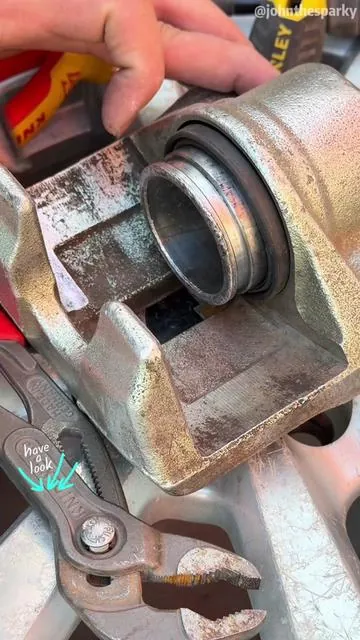 It's your best helper, cheap and easy to use! #Parkingbrakepistoncompressiontool #Pistonclampingtool #Automotivebrakerepairtools #TikTokHolidayHaul #DIY