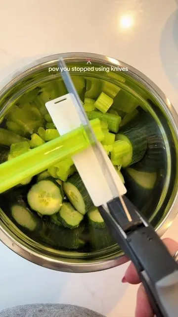 if a knife, scissors and a cutting board had a baby…this is genius and SO darn sharp!!✂️🔪🥒🥕#kitchenknives #scissors #kitchenmusthave #kitchengadget #chopping 
