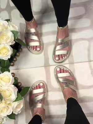 @Crocs just dropped the Metallic Getaway Strappy Sandals and this color champagne is EATING honey!  #crocs #sandals #sandalsforwomen #crocsgetawaysandals #tiktokshopcreatorpicks 