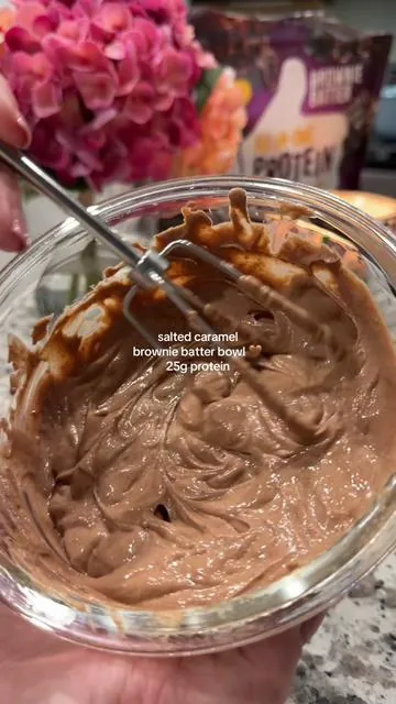 Salted caramel brownie batter bowl made with FlavCity Brownie Batter Protein Powder and plain Greek yogurt 🤎 This FlavCity protein has 25g protein, 10g collagen, and mixes smooth with no chalky texture. If you’ve been looking for a FlavCity brownie batter protein recipe that actually tastes like dessert, this is it. Such an easy way to hit your protein goals without another heavy protein shake. FlavCity Brownie Batter Protein is seriously next level. #FlavCityProtein #FlavCityBrownieBatter #BrownieBatterProtein #ProteinBowl