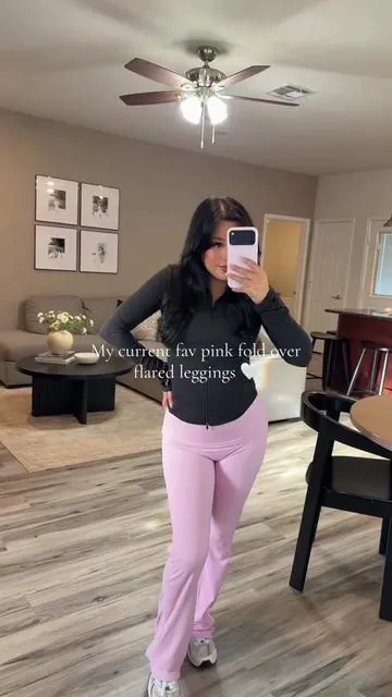 They're so cutel! 💕 #pinkaesthetic #leggings #workoutfit #momoutfit 