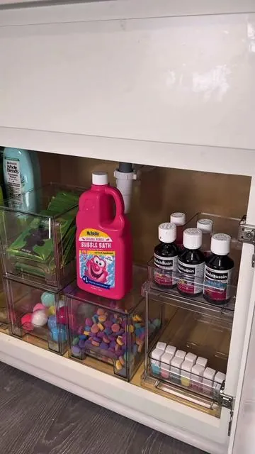 When she wants her bathroom to match mommy’s 🤍🧺✨say less   💪🏾 I gave my girl a drawer upgrade and we organized under her sink too 😌#bathroomorganization #organizewithme #undersinkorganization #drawerorganization #organizedhome 