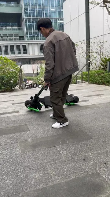 看看这堪比手机做工的仪表盘边缝！严丝合缝的全贴合工艺，这才是旗舰滑板车该有的体面！#eoeotwo #usa #escooter #scooter #scooters 
