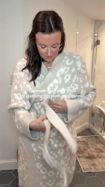 Save your money & grab this plush robe! It's soo cozy & soft, the exact material but sooo much cheaper! #robe #womensrobe #plushrobe #bathrobe