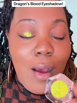 This is one of my FAVORITE green eyeshadow EVER!!! Get into it!! @OURBELLA SHOP BABBBYYYY YALL DID THAT!! . . #multichromeeyeshadow #greeneyeshadow #makeup #green #tiktokshopcreatorpicks 