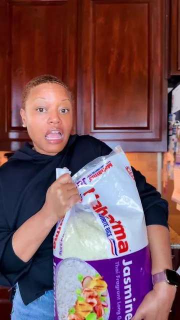 I cook rice at least 3–4 times a week and I finally upgraded the way I store it. 22lb airtight and it lives right on my counter. #tiktokshopcreatorpicks #kitchengadgets #kitchenorganization #homefinds #ricedispenser 
