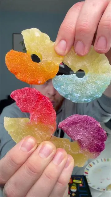 These pineapple dippers from Final Boss are SO good 😩🔥 #finalbosssour #sourchallenge #pineappledippers #sourcandy #pacman 