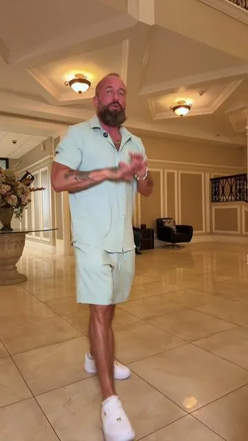 This mint tone isn’t loud — it’s controlled. Structured. Clean in sunlight. Easy to wear whether you’re on a cruise deck, posted at the grill, or stepping out for warm-weather plans. . #MensSpringStyle #CruiseReady #MintGreenFit #ElevatedCasual #BigAndTallStyle