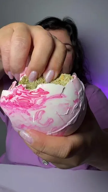 Happy March 🌸 The Dubai Knafeh crunch will never be “just a trend” for me 🤩😮‍💨🍫🍫🍫 If I can make it “Dubai style” I WANT IT 🤤🤩 @CHOCBOX ✨  #chocbox #dubaichocolate #dubaichocolatebar #knafeh #asmr 