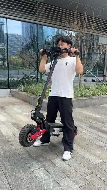 我给发小买的这款可折叠的电动滑板车，他超喜欢！时速可达30MPH，配有头灯，尾灯，刹车灯，甚至还有转向灯#eoeotwo #usa #escooter #scooter #scooters 
