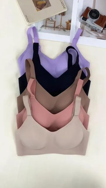 ✨Adjustable straps and hook closure for the perfect fit, comfy enough for everyday wear. #wirelessbra #seamlessbra #braletteset #everydaylingerie #comfortablebra 
