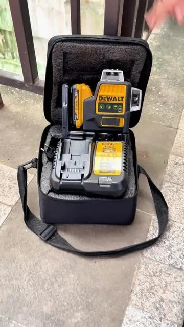 Self leveling laser DEWALT 089LG conbateria recargable de 12 V 2ah; para untrabajo preciso.3 posiciones, 16 lucesverdes y nivel a 360 grados.#dewalt #laserlevel #360 #tool #tiktikshopblackfriday 