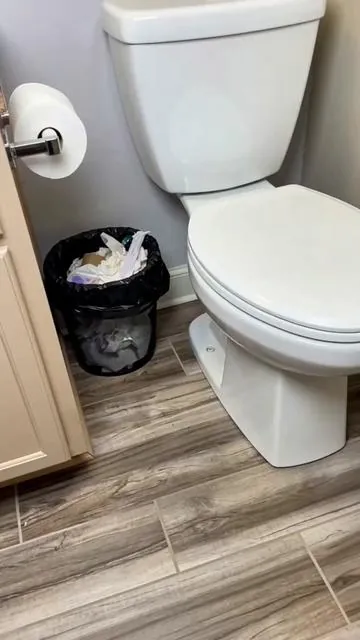 Dile adiós a la basura visible👋#baño #basurero #basureroautomatico #tiktokshopspringglowup #baño 