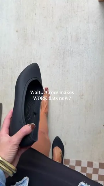 They’re flexible and don’t dig into your ankles..if that makes sense. @Crocs  #CrocsWorkShoes #ComfortableWorkShoes #CrocsStyle #WorkFlatShoes #SlipResistantShoes 