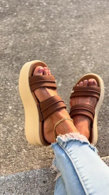 I’m not one for platforms but these are sooo good! @HeyDude #platformsandals #heydudeslides #summersandals #comfysandals #tiktokshopcreatorpicks 