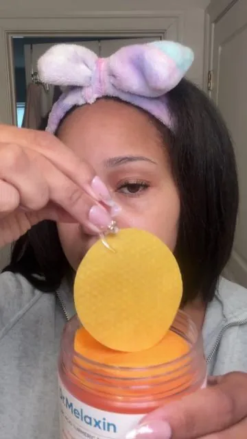 these tumeric + kojic acid pads are perfect to help fade dark spots on your face and body!🤩🧡 #drmelaxin #kojicacid #darkspottreatment #bodycareproducts #tumericskincare 