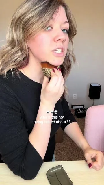 Dry brush that double chin away  👏👏 #tiktokshopcreatorpicks #springbreak #tiktokshopspringglowup #drybrush #lymphaticdrainage 