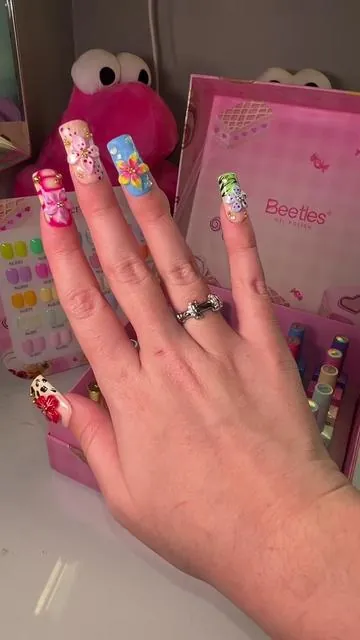 This is Dessert Feast 🍨 🍮🧁 and inside you get 30 hema free gel polishes perfect for anyone that is sensitive to gel polish ✨🩷 @B@BeetlesGelPolishh#hemafreed#diynailsn#nailinspos#springnailsn#nailsathome