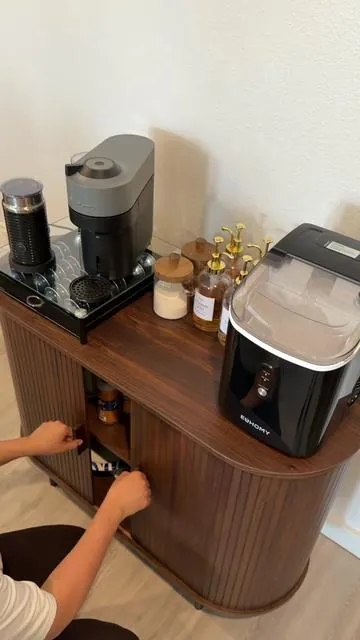 Estación de café… #coffeestand #coffeestationstyling #coffeebar #estaciondecafe #buffetcabinet 