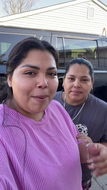 Mi mamá tiene 45 años y muchas personas dicen que se ve más joven que yo. Ella cuida mucho su salud y su bienestar, y una de las cosas que empezó a usar son estas gomitas de NAD+ que apoyan la energía celular y el envejecimiento saludable. Son fáciles porque solo se toman dos al día y ahora mismo están en descuento en TikTok Shop #goli #renewnad #nad #gummies  @Goli® Nutrition 